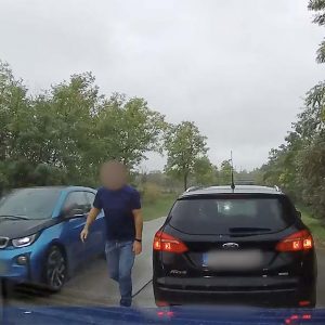VIDEÓ: Előzést gátolt, intenzívet fékezett – megállt. A leghátsó autó beleszállt a kamerásba. Ezek után elhajtott a Ford sofőrje
