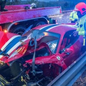 FOTÓK: Megcsúszott a vizes úton és teljesen lezúzta Ferrariját egy sofőr az A2-es autópályán