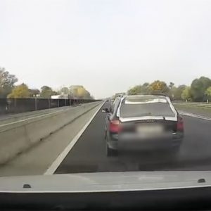 Ismét elég kemény büntetős acsarkodást rögzített egy kamera az M3-ason