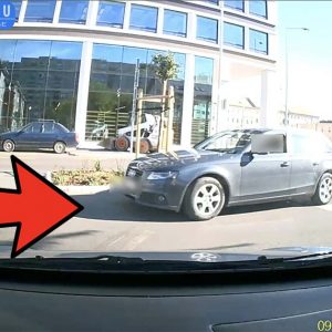VIDEÓ: Szembe a forgalommal hajt be, de magas lóról, büszkén vállalja és jelvényekről magyaráz
