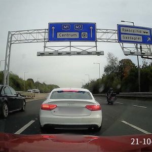 VIDEÓ: Fogta az Audis és büntiből 0-ra megállt a középső sávban az M1-M7 bevezetőn