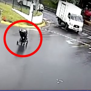 Döbbenetes videó: A forgalmas útra gurult az elszabadult babakocsi