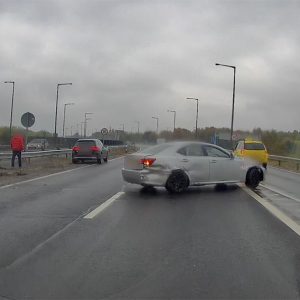 Videón egy M4-en vasárnap történt baleset, ahol látszólag a szürke autóst nem hatották meg a történtek