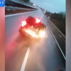 VIDEÓ: Jó ideig büntetőfékezgetett, megelőzni nem hagyta magát az M30-ason