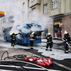 VIDEÓ: Így égett ki egy busz, közvetlenül a Csalogány utcai benzinkút mellett