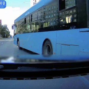 VIDEÓ: Nem igazán érezte a buszsofőr, hogy hol a vége a járműnek. Feltételezni sem merjük, hogy esetleg mégis…