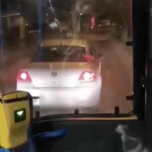 VIDEÓ: A 148-as busz előtt büntetőzött egy autós Csepelen