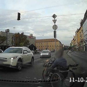 Elképesztő felvétel készült a Blahán: A semmiből tűnt elő a srác az érthetetlen manőverrel. Óriási szerencse, hogy nem történt tragédia