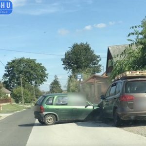 Videón, ahogy részegen hajt, majd telibeveri a harmadik autót a faluban