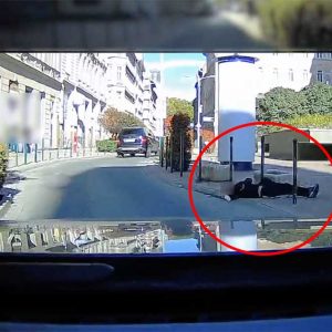 VIDEÓ: Kilógott a feje az úttestre, úgy feküdt a földön a Garay térnél. Senkit nem érdekelt sokáig