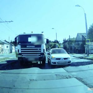 VIDEÓ: Teherautó harcolt az értelmetlenül és veszélyes helyen előző Renault Clioval az Üllőin