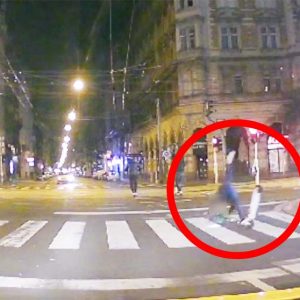 VIDEÓ: Hatalmasat esett a rolleres, így neki már nem sikerült átmenni a nagykörúti piroson
