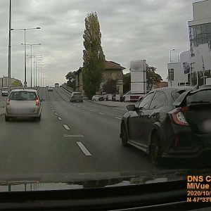 VIDEÓ: Újra lecsapott a Szentendrei úti „Hondás rém”. Vigyázzatok vele! Könnyen dühbe gurul