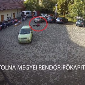 VIDEÓ: Több ember szeme láttára elütött egy idős hölgyet a parkolóban, majd teljes nyugalommal tovább hajtott