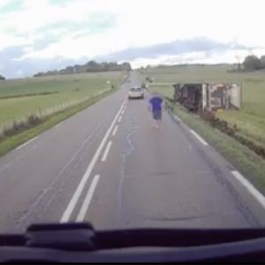 VIDEÓ: Nyaka köré tekeredett az öv a kamionosnak. Arra járó kolléga mentette meg