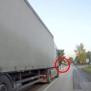 VIDEÓ: Félelmetes, hogy ennyi kell egy tragikus balesethez. Itt a KRESZ mindent megtesz pedig a védelem érdekében
