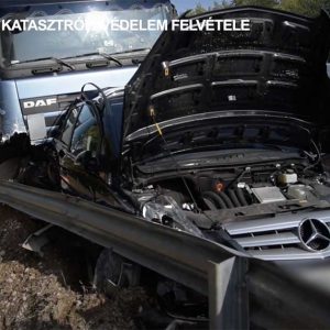 VIDEÓ: Kamion és nyolc autó karambolja az M2-esen – videó a mentésről