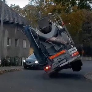 VIDEÓ: Így kell egy rád boruló betonkeverő elől kimenekülni autóval
