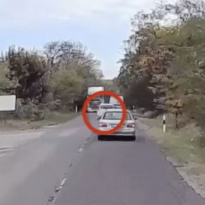 VIDEÓ: Mutatjuk mit eredményezhet a mobilozás, vezetés közben