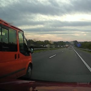 VIDEÓ: Kétszer egymásután veszélyeztetett a piros mikrobusz sofőrje az M7-esen tegnap
