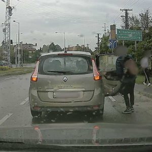 VIDEÓ: Hajmeresztő volt látni a hibát, amit a sofőr a gyermekek kirakása után vétett