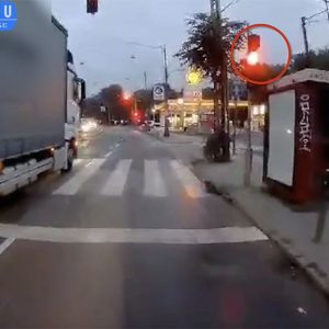 VIDEÓ: Ketten is a busz takarásában száguldottak át a piroson, de még ezek után sem nézett el balra a gyalogos
