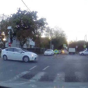 VIDEÓ: Hajszálon múlt a Prius elkaszálása. Agyrém, amit művelt