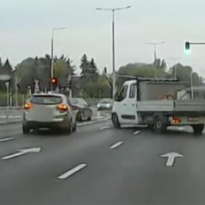 VIDEÓ: Két autó ütközött össze a szabálytalan sofőr miatt, aki ráadásul elmenekült a helyszínről