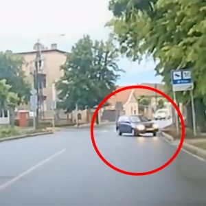 Videón, ahogy átcsúszik a Suzuki a szembe sávba, éppen a kamerás autó elé