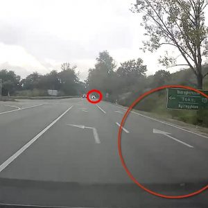 VIDEÓ: Elég furcsa megoldást választott a szabálytalanul előző autó sofőrje a 37-es úton
