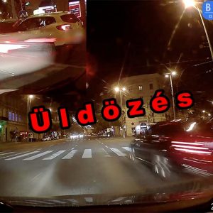 VIDEÓ: Állsz a lámpánál, majd centikre tőled „fénysebességgel” húz el az üldözött Mercedes