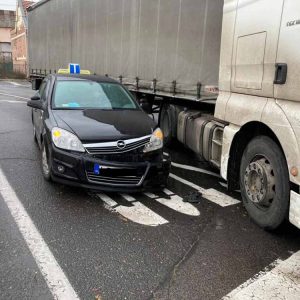 Ha tanulóvezetőként a vizsgán egy kamionnal ütközöl az bukás? Baján történt a nem mindennapi baleset