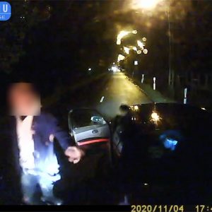 VIDEÓ: A 98-as busz előtt büntetőzött, megállásra kényszerítette, majd kiszállt emberkedni