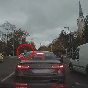 VIDEÓ: Ő is kikészült a dudálástól. Sietett pedig, de köpködni és magyarázni azért volt ideje