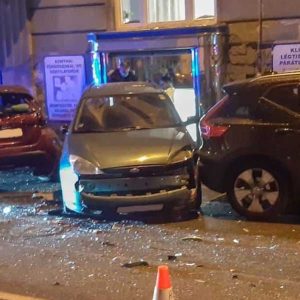 Letarolta az autókat egy kisteher a budai utcában, állítólag egy bringás miatt