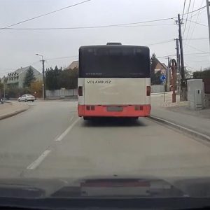 VIDEÓ: Szembe hajtott be a körforgalomba a csuklós busszal