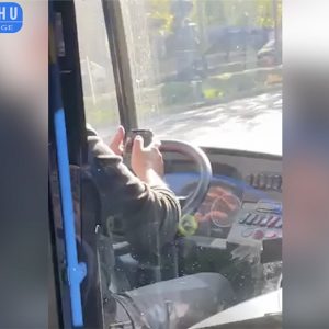 VIDEÓ: Nem volt rövid az az üzenet, amit a 105-ös busz sofőrje megírt vezetés közben
