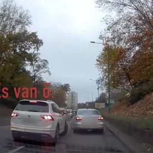 VIDEÓ: Ő eldöntötte, hogy izmozik és nem engedi! A sor pedig birka módjára áll, pedig ott a tábla is