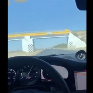 VIDEÓ: Ilyen egy durrdefekt, közel 300-zal, egy Porschével a feneked alatt