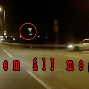 VIDEÓ: Úgy vágódott ki az alárendelt útról a Mazdás, hogy még a szemből kanyarodósávra is szüksége volt