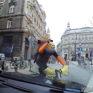 VIDEÓ: Olyat vert a bicikis futár dühében a motorháztetőre, hogy behorpadt. Majd bemutatott és elhajtott