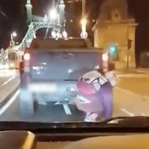 VIDEÓ: Óriásit zakózott a terepjáróba kapaszkodó gördeszkás a Szabadság hídon