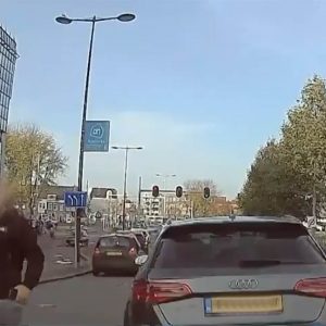 VIDEÓ: Kiszállt az audis balhézni. A vita gyorsan véget ért, mert valamit elfelejtett dühében