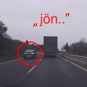 VIDEÓ: A kamerás autóban látszott a szemből jövő. Döbbenetes előzés, centiken múló tragédia