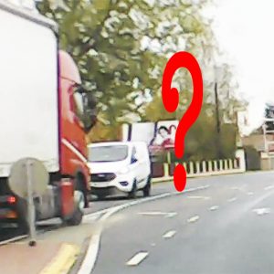 VIDEÓ: Hajmeresztő, amit ez a rohanó kamionos művelt a 8-as főúton