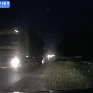 VIDEÓ: Kamion előzött kamiont. Inkább jelezték a szemből érkező kamerásnak, hogy jobb, ha kotródik az útról