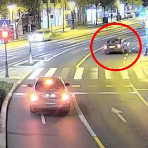 VIDEÓ: Így történt a Károly körúti baleset, amiben egy 17 éves fiú halt meg, aki jogosítvány nélkül vezette az autót