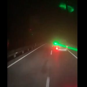 VIDEÓ: Lézerrel próbálta elvakítani a büntetőfékező sofőr a mögötte jövőt