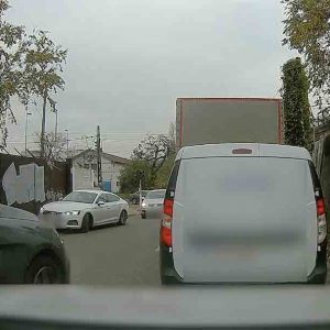 VIDEÓ: Ő Így érkezik meg egy kőbányai kereszteződésbe. Még az audis is szerényen lehúzódott…