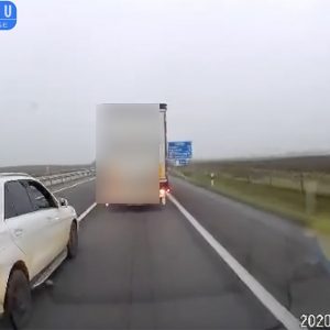 VIDEÓ: Büntetett a mercis az M5-ön, mert olvasónk későn észlelte, hogy záróvonalon akar mögötte kivágódni